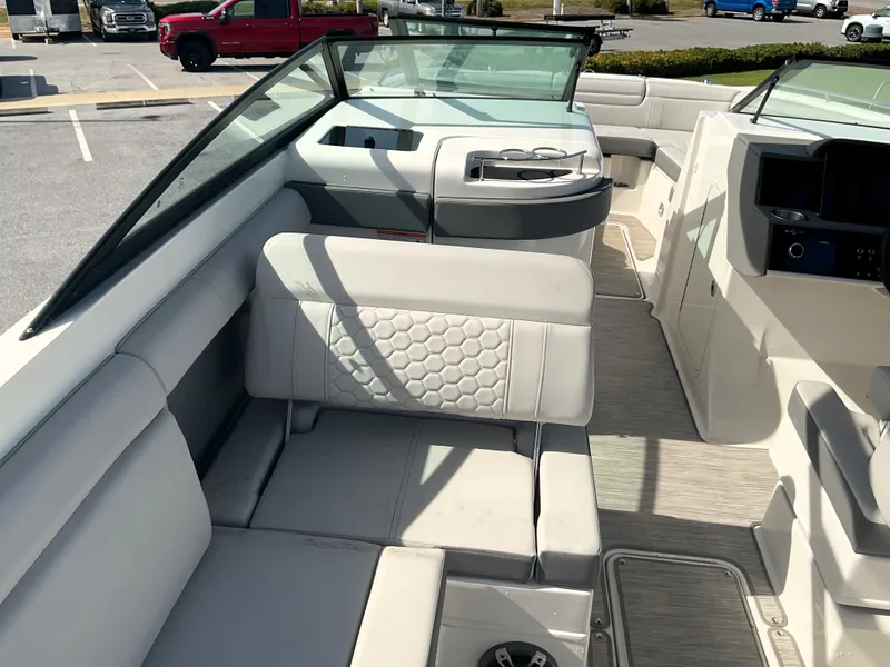 Slide: The Image of Sea Ray SDX 290 Outboard 2025 - 27