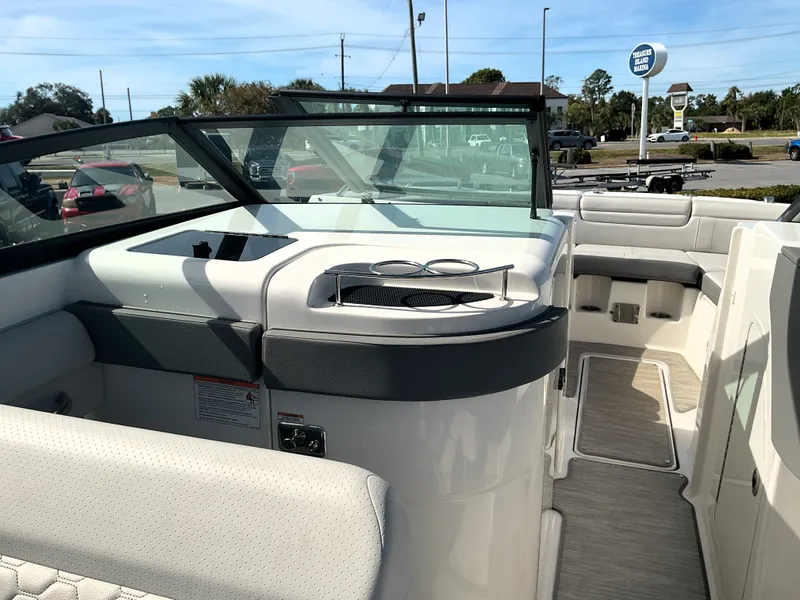 Slide: The Image of Sea Ray SDX 290 Outboard 2025 - 28