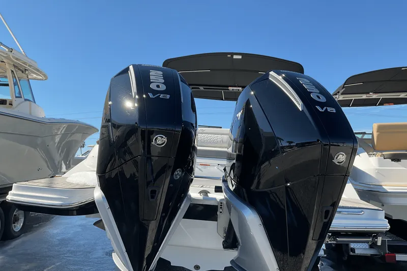 Slide: The Image of Sea Ray SDX 290 Outboard 2025 - 3