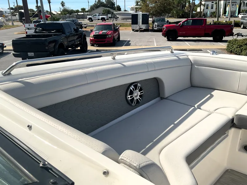 Slide: The Image of Sea Ray SDX 290 Outboard 2025 - 34