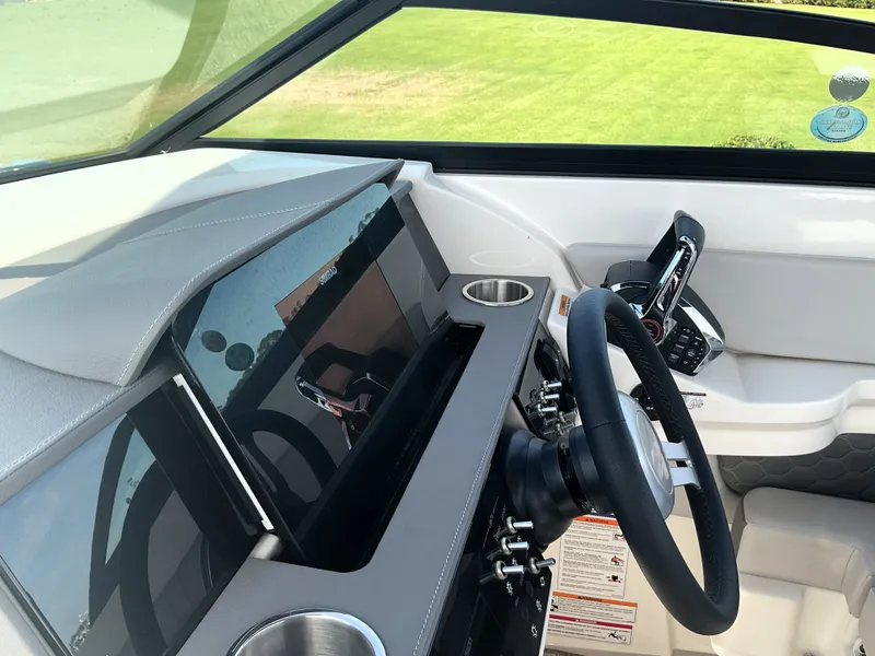 Slide: The Image of Sea Ray SDX 290 Outboard 2025 - 38