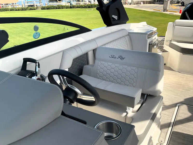 Slide: The Image of Sea Ray SDX 290 Outboard 2025 - 39