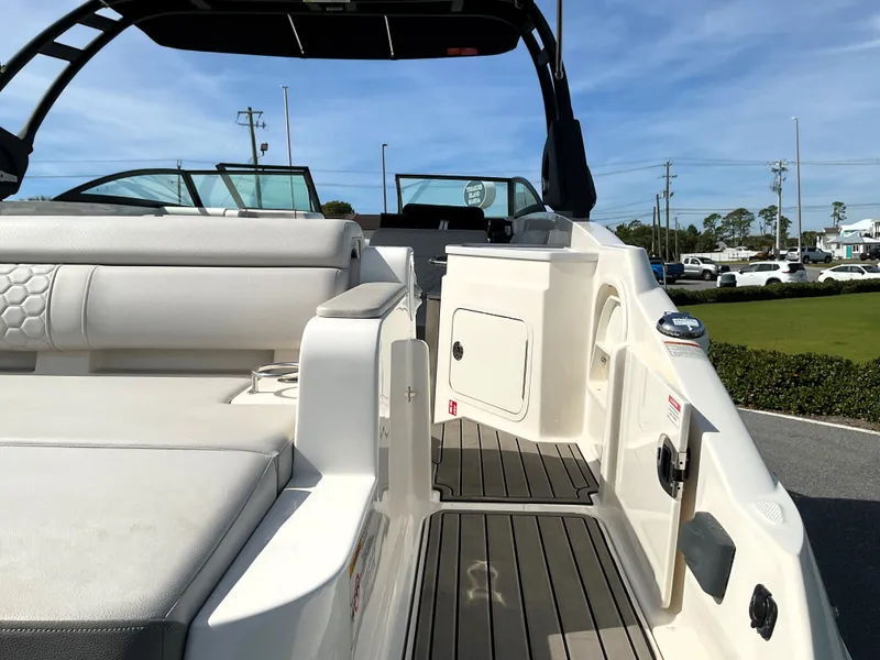 Slide: The Image of Sea Ray SDX 290 Outboard 2025 - 46