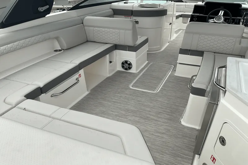 Slide: The Image of Sea Ray SDX 290 Outboard 2025 - 7