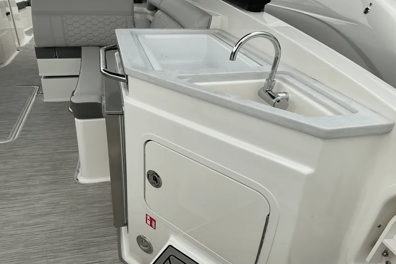 Slide: The Image of Sea Ray SDX 290 Outboard 2025 - 8