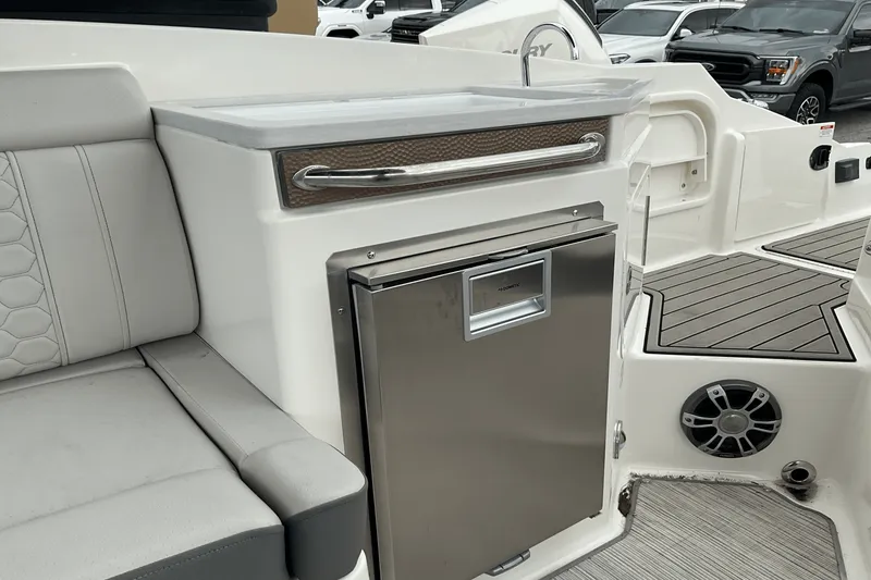 Slide: The Image of Sea Ray SDX 290 Outboard 2025 - 9