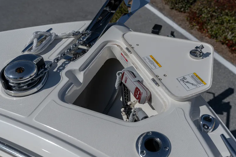 Slide: The Image of Boston Whaler 250 Outrage 2025 - 13