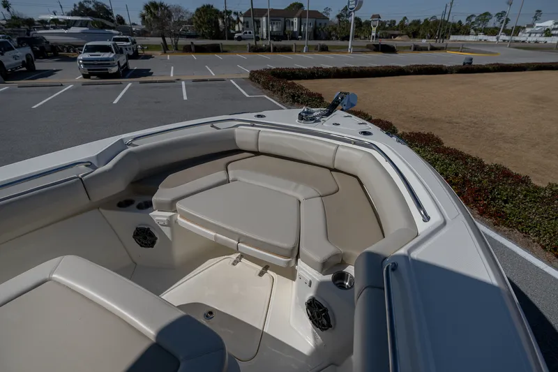 Slide: The Image of Boston Whaler 250 Outrage 2025 - 15