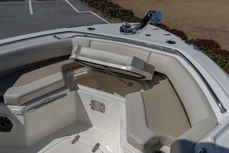 Slide: The Image of Boston Whaler 250 Outrage 2025 - 18