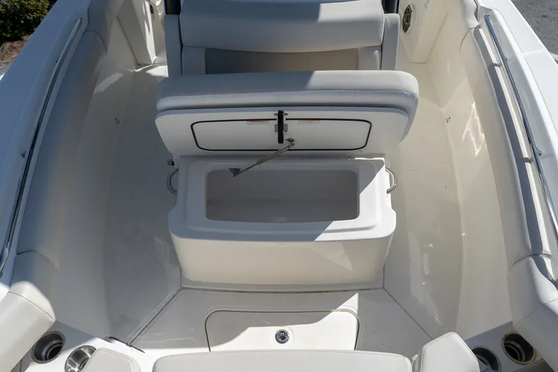 Slide: The Image of Boston Whaler 250 Outrage 2025 - 22
