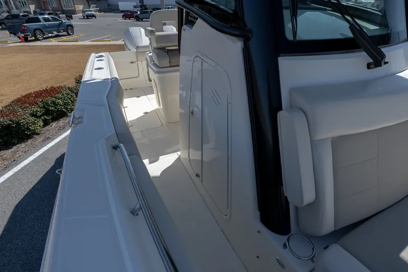 Slide: The Image of Boston Whaler 250 Outrage 2025 - 23
