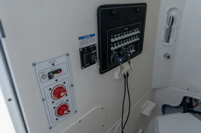 Slide: The Image of Boston Whaler 250 Outrage 2025 - 26