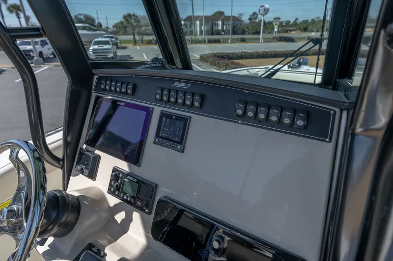 Slide: The Image of Boston Whaler 250 Outrage 2025 - 28