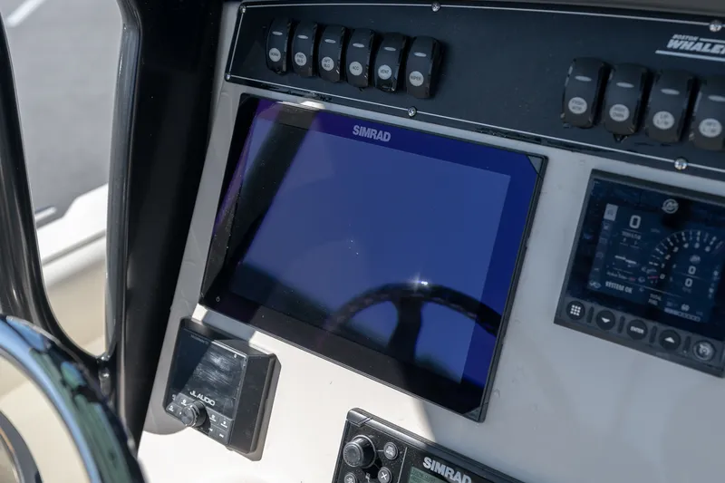 Slide: The Image of Boston Whaler 250 Outrage 2025 - 30