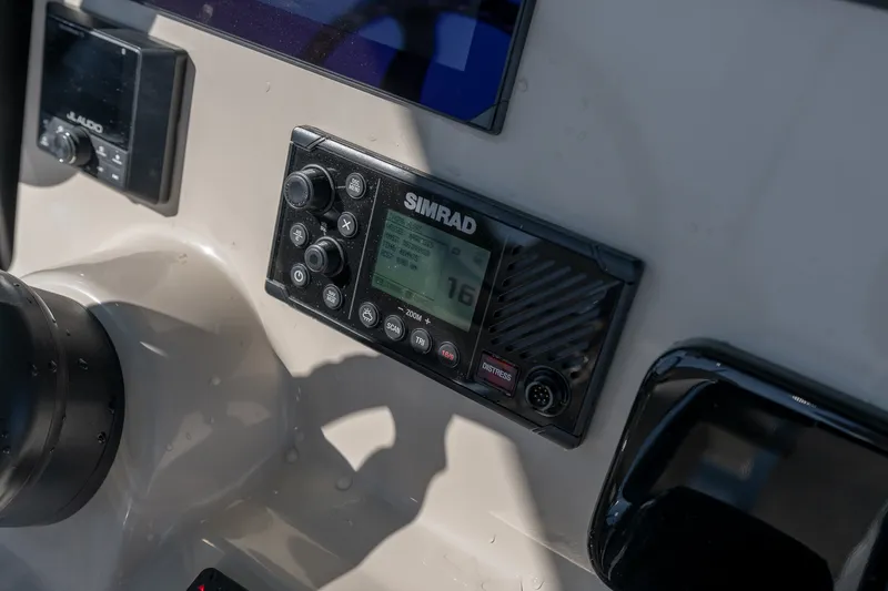 Slide: The Image of Boston Whaler 250 Outrage 2025 - 32
