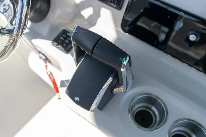 Slide: The Image of Boston Whaler 250 Outrage 2025 - 34