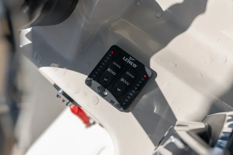 Slide: The Image of Boston Whaler 250 Outrage 2025 - 35