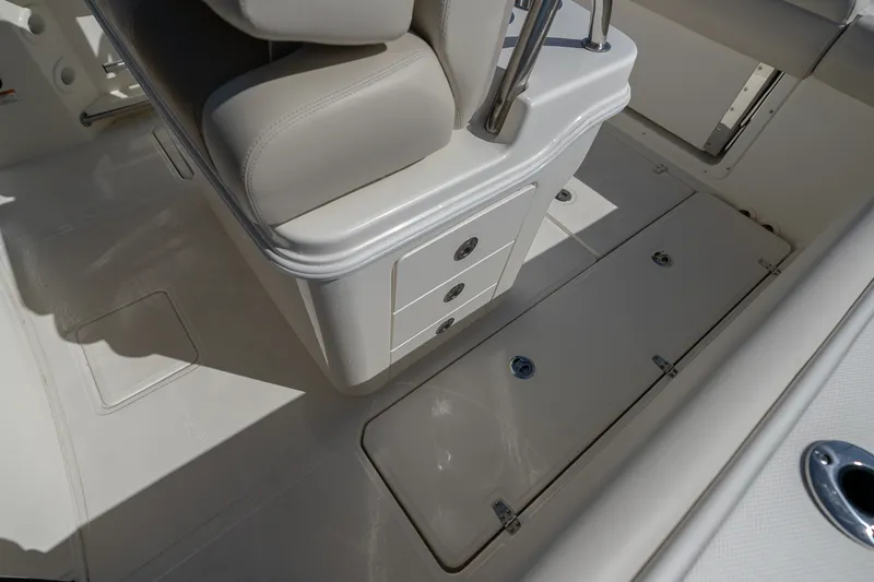 Slide: The Image of Boston Whaler 250 Outrage 2025 - 40