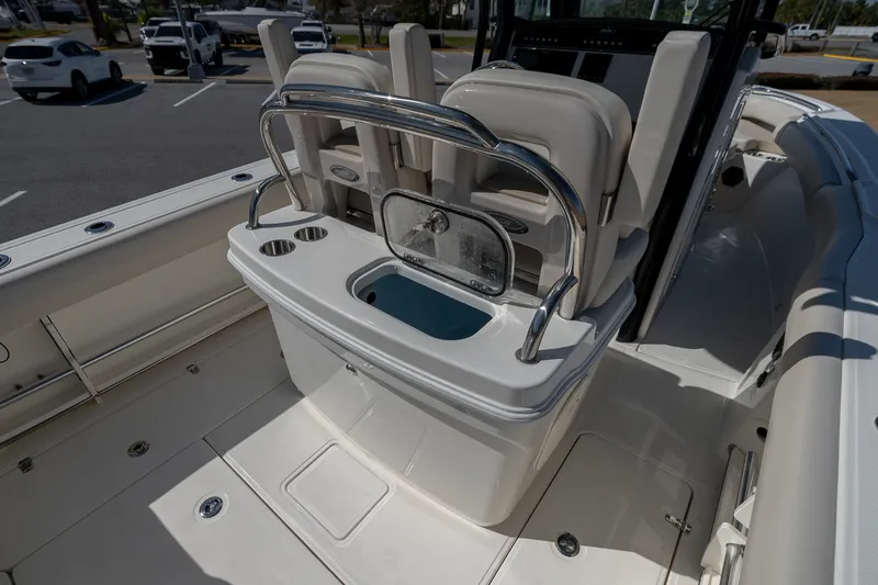 Slide: The Image of Boston Whaler 250 Outrage 2025 - 45
