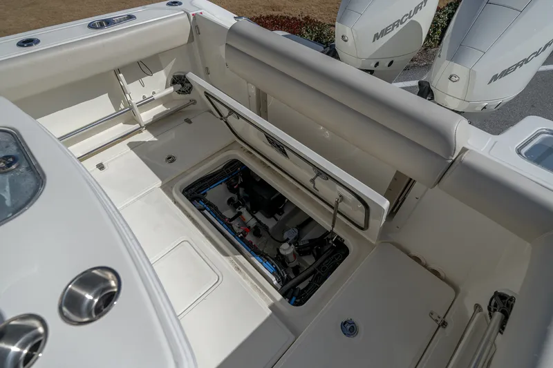 Slide: The Image of Boston Whaler 250 Outrage 2025 - 49