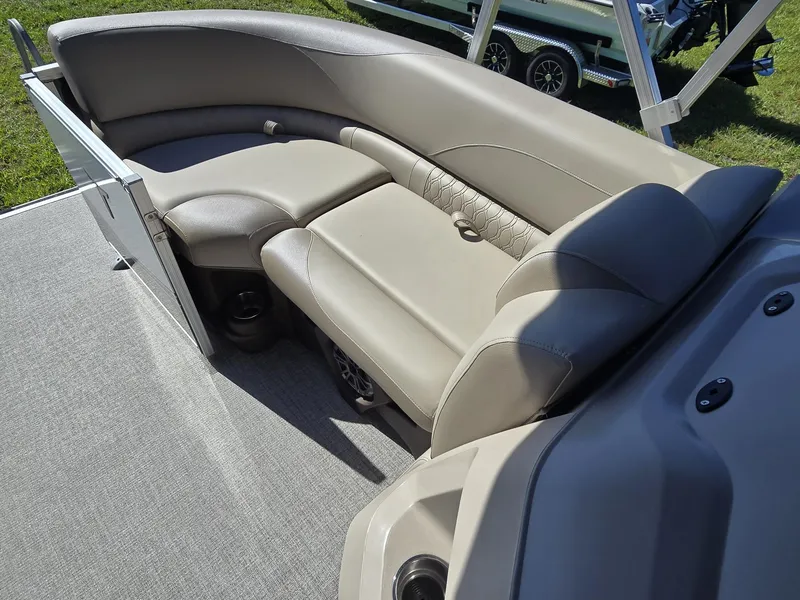 Slide: The Image of Tahoe Pontoons 2385 LTZ QUAD LOUNGER 2026 - 12