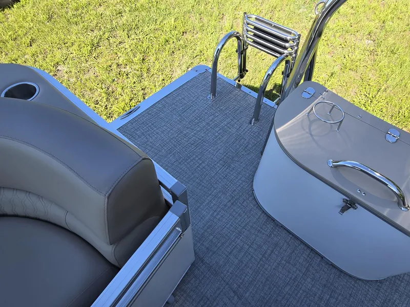 Slide: The Image of Tahoe Pontoons 2385 LTZ QUAD LOUNGER 2026 - 8
