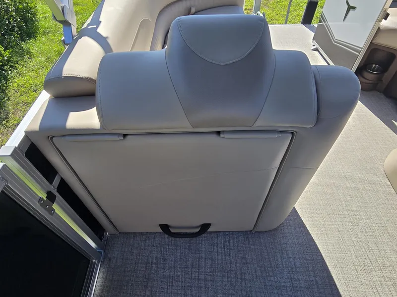 Slide: The Image of Tahoe Pontoons 2385 LTZ QUAD LOUNGER 2026 - 18