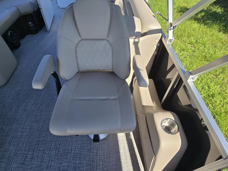 Slide: The Image of Tahoe Pontoons 2385 LTZ QUAD LOUNGER 2026 - 19
