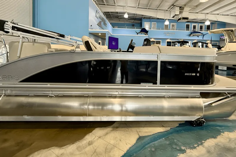 The Image of Harris Breeze 230 2025 - 0