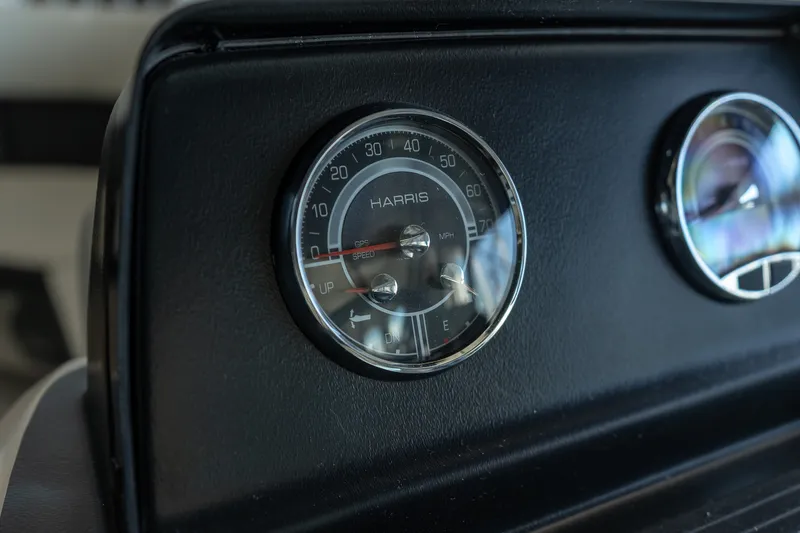 Slide: The Image of Harris Breeze 230 2025 - 13