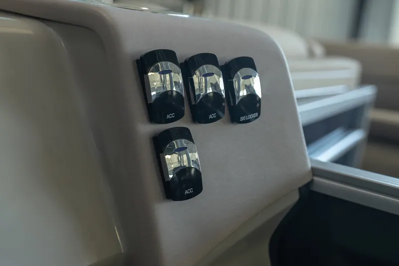 Slide: The Image of Harris Breeze 230 2025 - 15