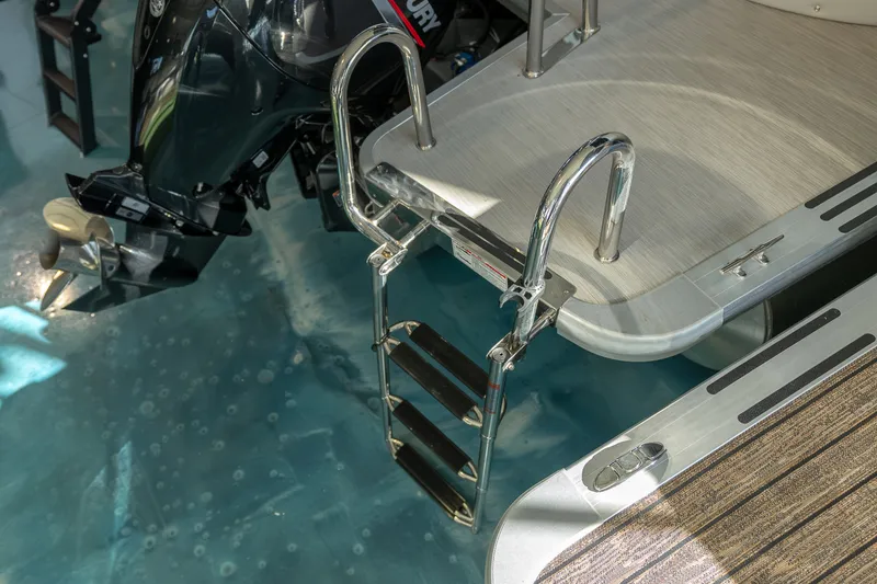 Slide: The Image of Harris Breeze 230 2025 - 23