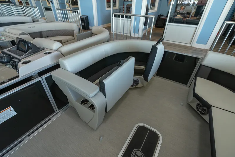 Slide: The Image of Harris Breeze 230 2025 - 4