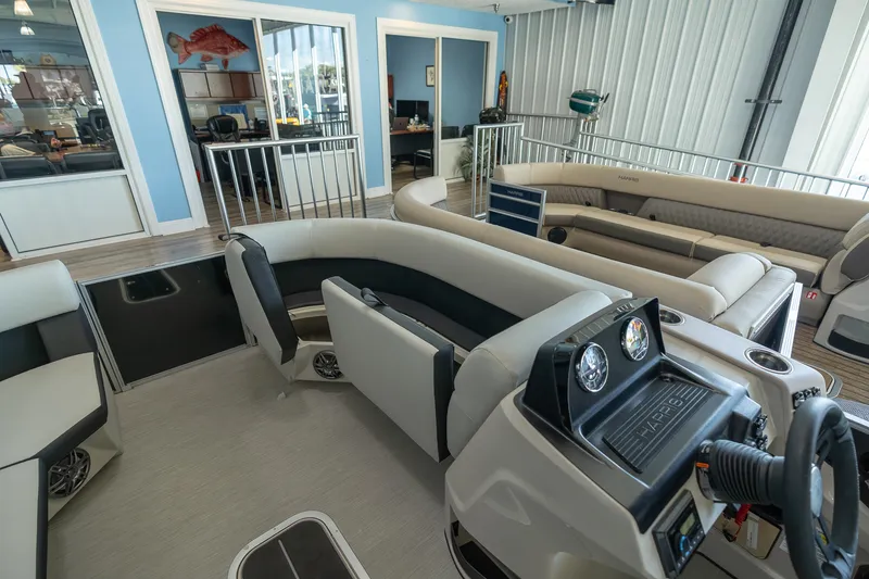 Slide: The Image of Harris Breeze 230 2025 - 6