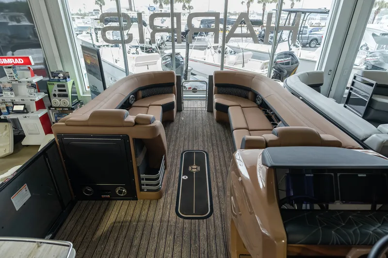 Slide: The Image of Harris Grand Mariner 250 2025 - 13