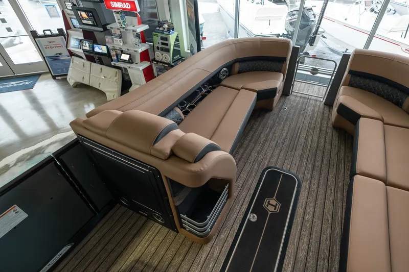 Slide: The Image of Harris Grand Mariner 250 2025 - 14