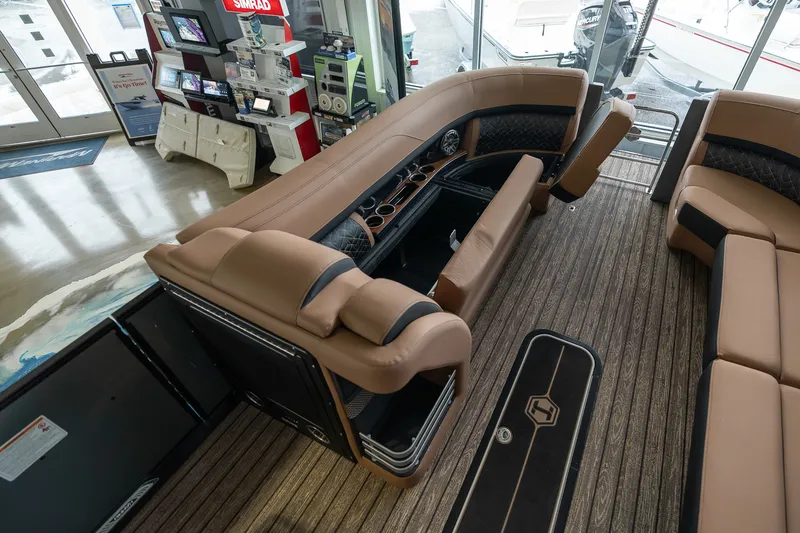 Slide: The Image of Harris Grand Mariner 250 2025 - 15