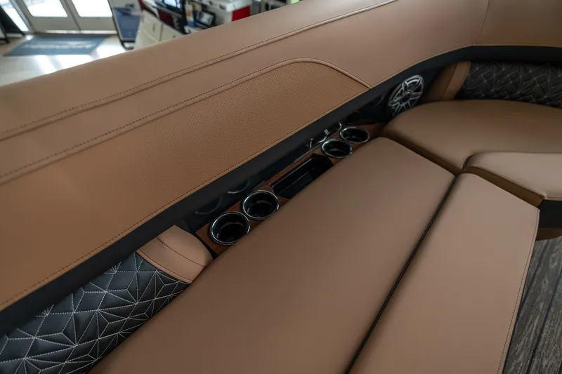 Slide: The Image of Harris Grand Mariner 250 2025 - 16