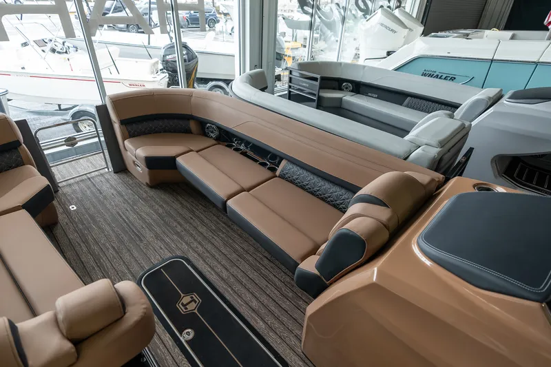 Slide: The Image of Harris Grand Mariner 250 2025 - 17