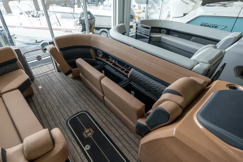 Slide: The Image of Harris Grand Mariner 250 2025 - 18