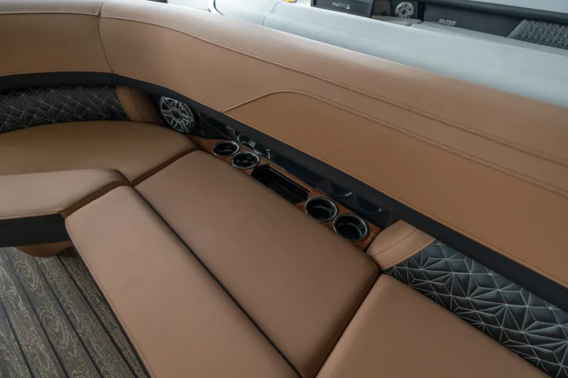 Slide: The Image of Harris Grand Mariner 250 2025 - 19