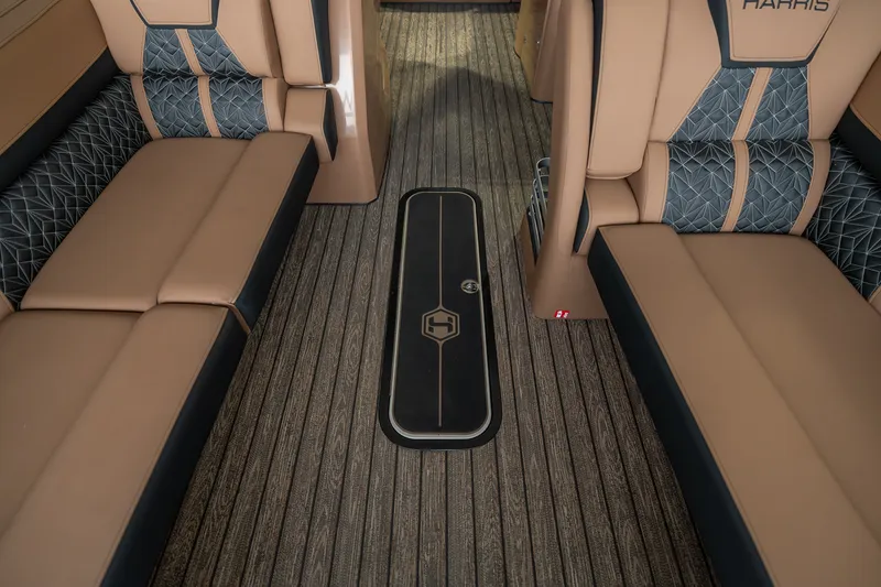 Slide: The Image of Harris Grand Mariner 250 2025 - 20