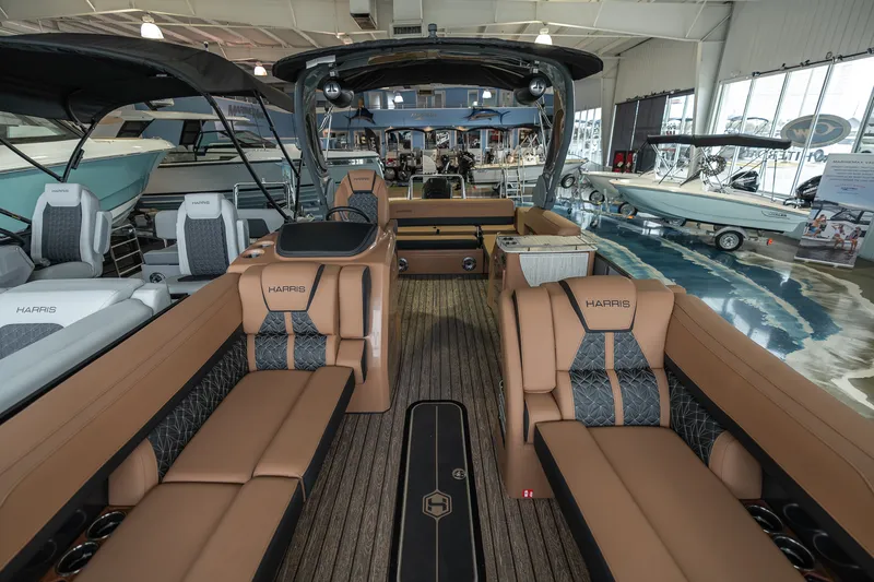 Slide: The Image of Harris Grand Mariner 250 2025 - 22