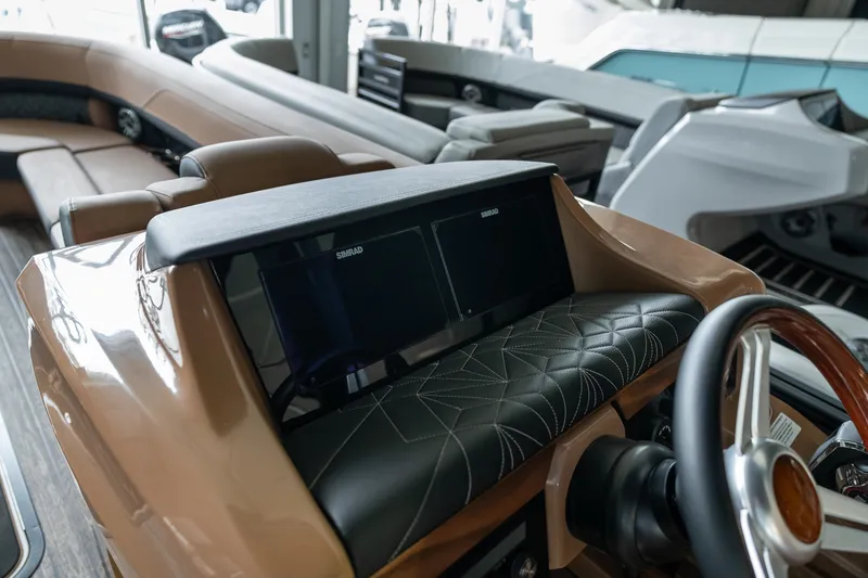 Slide: The Image of Harris Grand Mariner 250 2025 - 25