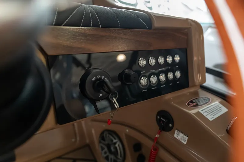 Slide: The Image of Harris Grand Mariner 250 2025 - 27