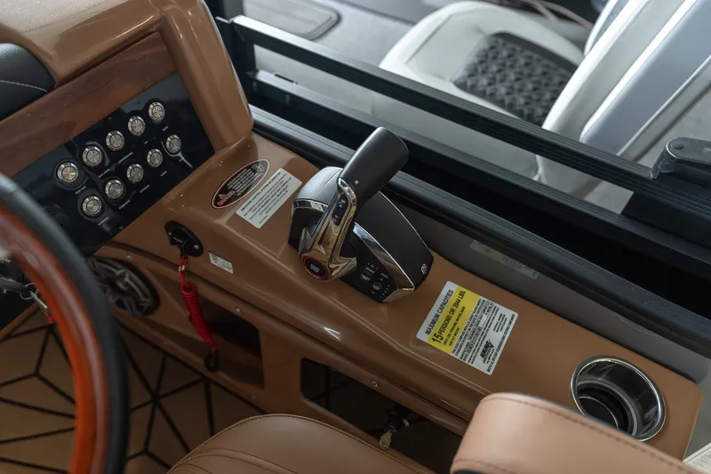 Slide: The Image of Harris Grand Mariner 250 2025 - 28