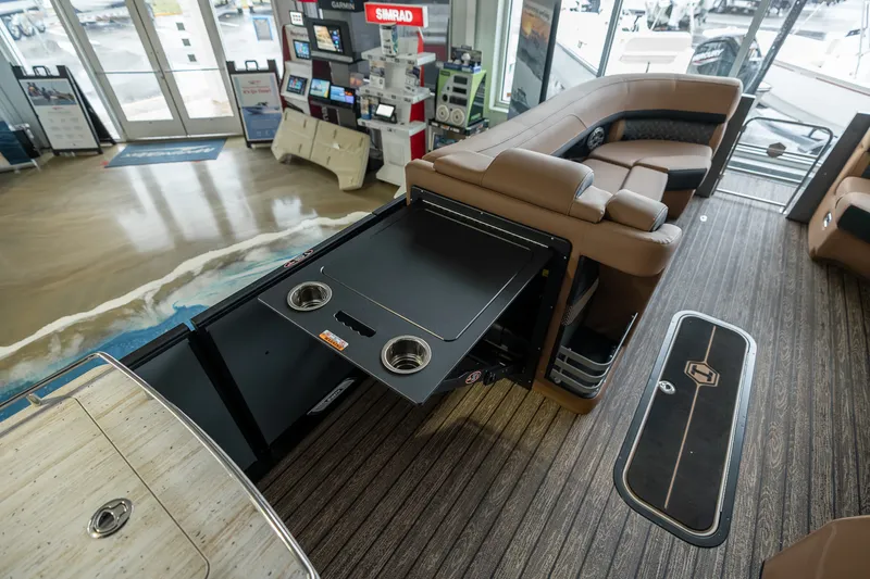 Slide: The Image of Harris Grand Mariner 250 2025 - 30