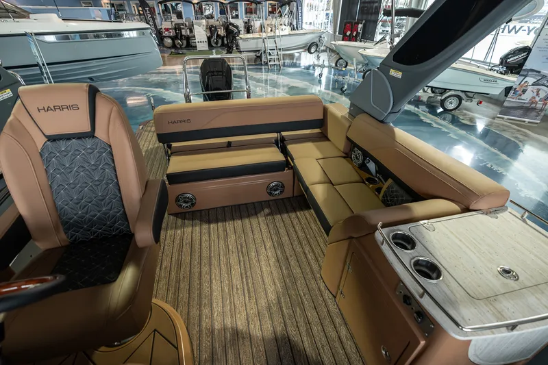 Slide: The Image of Harris Grand Mariner 250 2025 - 33