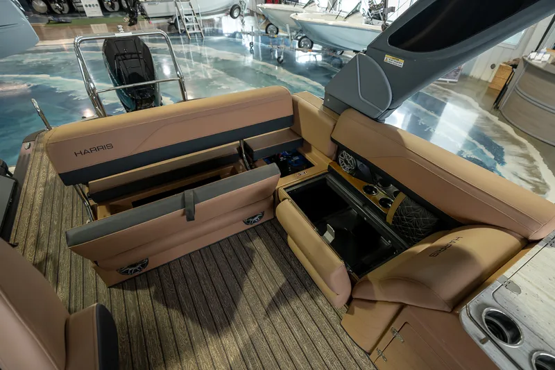 Slide: The Image of Harris Grand Mariner 250 2025 - 34