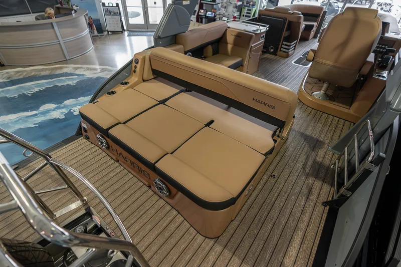 Slide: The Image of Harris Grand Mariner 250 2025 - 35